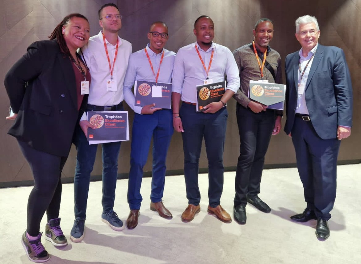 ThierryKergall's tweet image. Plaisir et fierté de retrouver les lauréats des @Orange_AntGuy aux Trophées Excellence Client : Kévin, Rudy, Parise, Stehdy, Cédric. 
Un grand Bravo pour leurs engagements auprès des clients et les collectifs qui les aident !!