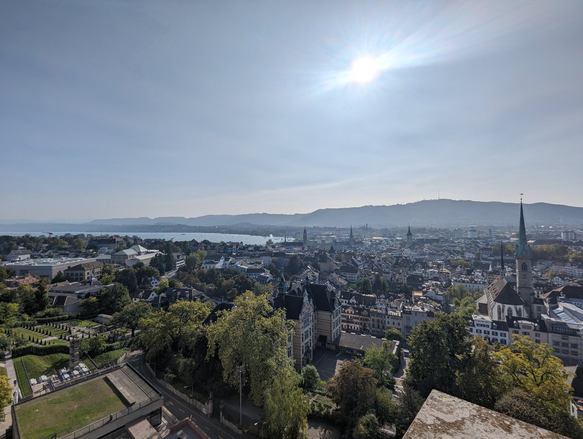 Tausche Themse gegen Zürisee: Diese Woche darf ich bei schönstem Sonnenschein meinen PhD an der Media & Internet Governance Division des @uzh_ikmz starten und mich noch intensiver mit Plattformen, Daten(schutz) und der Regulierung des Digitalen auseinandersetzen! 🚀