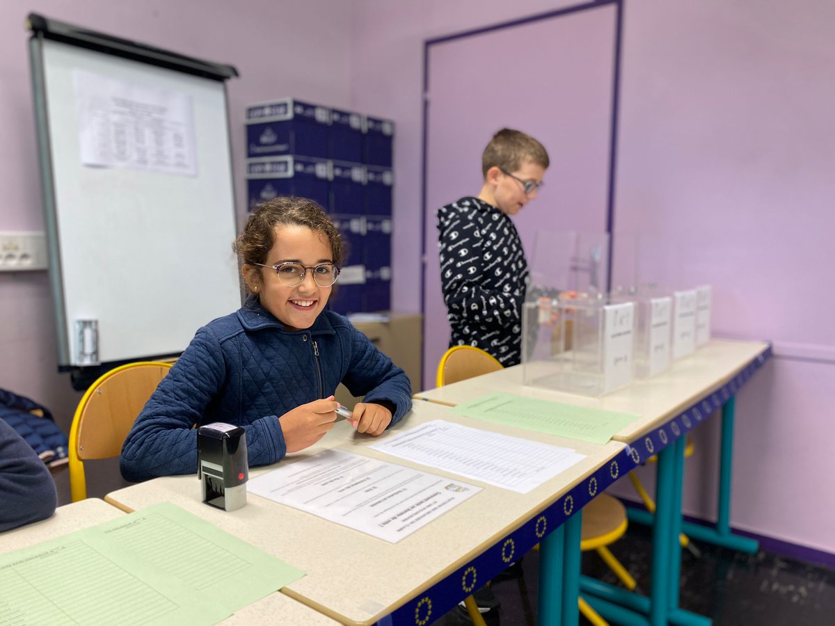AcAmiens's tweet photo. 🗳 Des élections de délégués grandeur nature au collège Eugène Lefebvre de Corbie : isoloir, bulletin de vote, urne, carte et liste électorale... Tout y est pour faire de ces collégiens des citoyens aguerris 🇫🇷#SemainesDelEngagement https://t.co/bqk2s5WQgc
