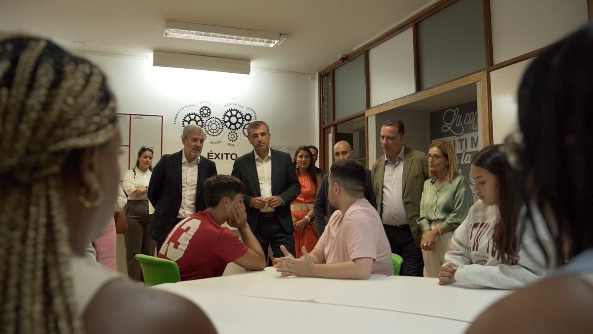 EducacionGobC's tweet photo. 🔵 Tres centros canarios optan a integrarse en la red estatal de centros de excelencia de Formación Profesional, a propuesta de @EducacionCan.

👉 Se trata del @cifpcesarm y @CIFPVdC en Tenerife, y @IesFelo de Gran Canaria.

Noticia completa ➡️ https://t.co/VTpMuVeEdi https://t.co/Vz8b6acFqB