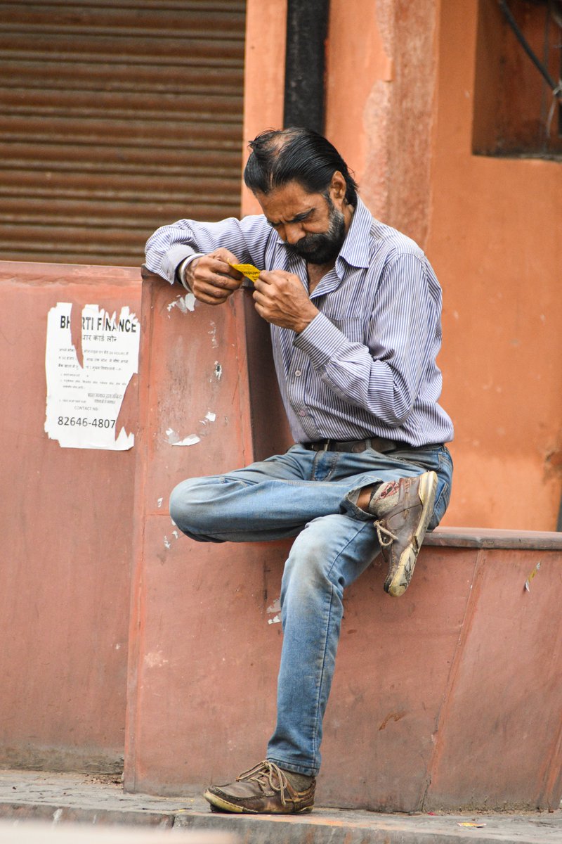 Lost in the city's rhythm. 
.
.
#UrbanLens #StreetStories #CitySoul #EverydayPeople #CaptureTheChaos #LifeInMotion #StreetStyleChronicles #CityscapeMagic #BehindTheFacade #StreetArtistry #UrbanMelodies