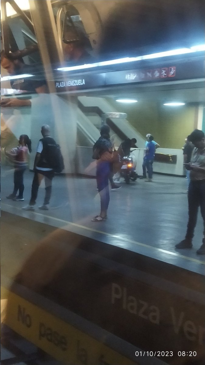 Esto es un abuso nivel leyenda, como se ha permitido esto dios santo, una moto dentro de la estación del metro Plaza Venezuela, ya esto se lo llevó quien lo trajo. @ReporteYa Esto no se puede seguir permitiendo. Foto contenido de @gaby25482