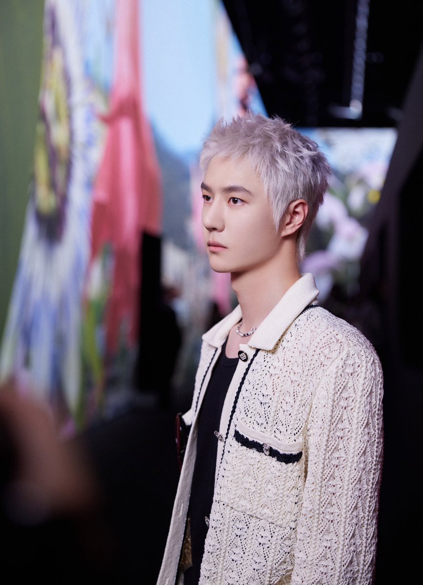 HELMETOFYIBO's tweet photo. 📍#WangYibo_CHANELSS24

231003 YIBO-OFFICIAL weibo

#หวังอี้ป๋อ สวมแจ็กเกตสีครีมจากคอลเล็กชั่น CHANEL 2024 Spring/Summer Pre-Collection เข้าร่วมชมโชว์เปิดตัวคอลเล็กชั่น CHANEL 2024 Spring/Summer Ready To Wear 

CHANEL PRINCE WANG YIBO 
@CHANEL #CHANELSpringSummer #CHANELShow #CHANELxWangYibo