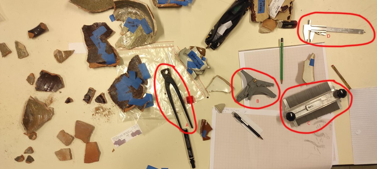 🧐Que se passe-t-il après la fouille ?
Après lavage et reconditionnement, les spécialistes étudient le mobilier. Voici, l'espace de travail de notre céramologue. A votre avis, à quoi servent les outils entourés en rouge sur la photo ?
#Orléans #Archéologie #Postfouille