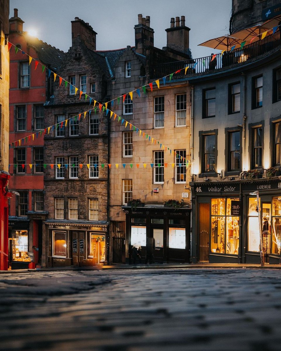 No trip to Edinburgh's Old Town is complete without a wee dander down Victoria Street! 😍 Bursting with charm &amp; character at every turn ✨

📍 Victoria Street, Visit Edinburgh
📷 Instagram.com/karl_steinegger

*************
More than 1000 Happy Travellers use the Free Digital Copy of