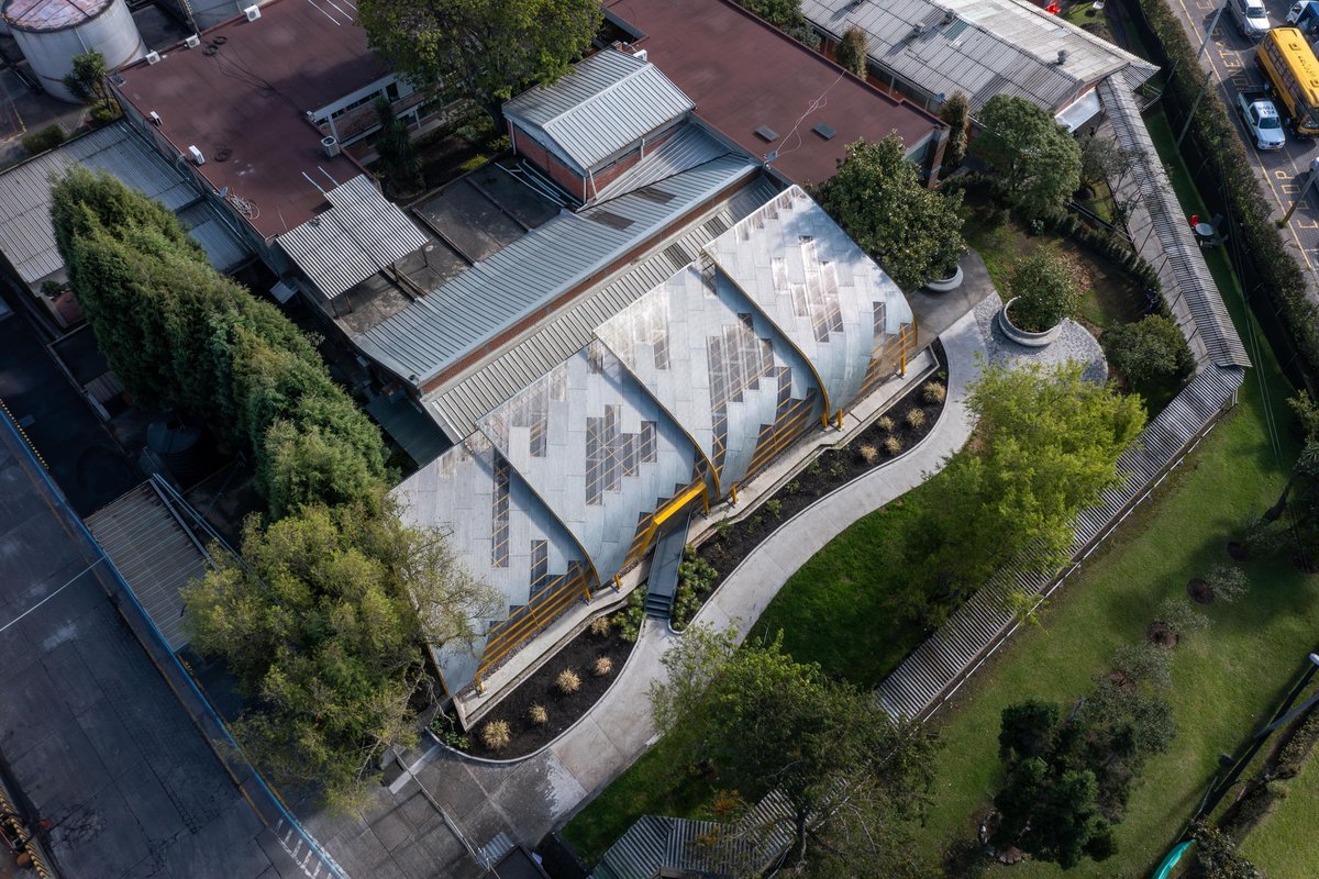 ArchDaily's tweet image. "La Ola" centers around a #glass structure with a curved form resembling the sea, offering more than aesthetics—it boosts site flexibility and protects against unpredictable weather. #architecture #polycarbonate #exterior archdaily.com/1007569/la-ola…