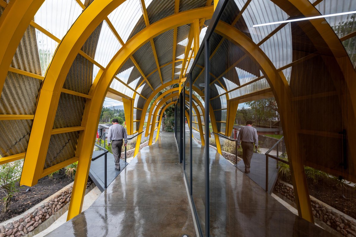 ArchDaily's tweet image. "La Ola" centers around a #glass structure with a curved form resembling the sea, offering more than aesthetics—it boosts site flexibility and protects against unpredictable weather. #architecture #polycarbonate #exterior archdaily.com/1007569/la-ola…