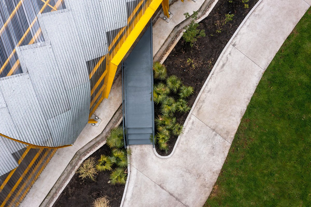 ArchDaily's tweet image. "La Ola" centers around a #glass structure with a curved form resembling the sea, offering more than aesthetics—it boosts site flexibility and protects against unpredictable weather. #architecture #polycarbonate #exterior archdaily.com/1007569/la-ola…