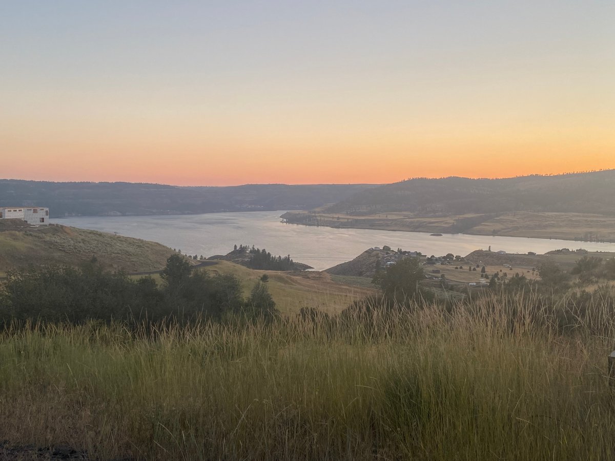 Behold the beauty of Lake Roosevelt - its views are utterly immaculate!🌅