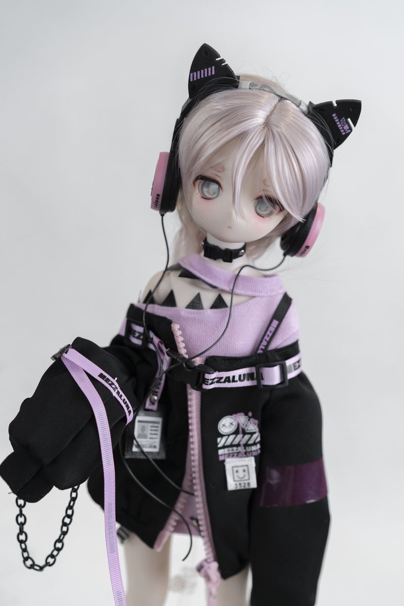 Mezzaluna_doll's tweet photo. 新作の「噬神師」シリーズを鋭意製作中です🖤今回のお洋服はサイバーパンク風に仕上げてみました...！
今月中に受注販売の予定です⚙️ https://t.co/ePEHYanb6G