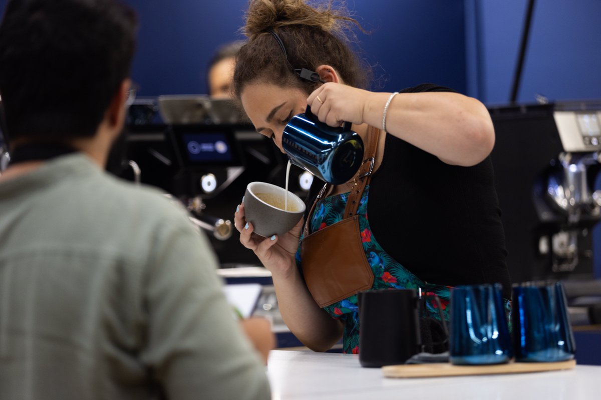 Félicitation à Neora Shwartz qui remporte pour la deuxième année consécutive le championnat de Latte Art, en partenariat avec <a href="/scafrance_news/">SCA France</a> ! ☕️✨
