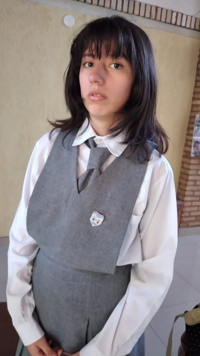 caritovanni's tweet photo. Ella es mi sobrina MELANI NAHIARA ENCISO MEJIA, tiene 14 AÑOS, salió ayer a las 19:30 de su casa y no volvió. 
Se le vio alrededor de la calle Cesar Andrés (LUQUE) yendo hacia el vivero San Antonio, si alguien tiene alguna información comunicarse al 0984 629673.
RT por favor 🙏🙏 https://t.co/oHTjDltvM6
