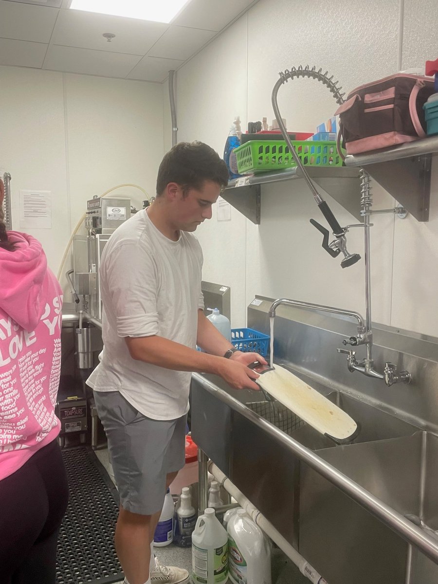 Recently, members of the KCU-Joplin Internal Medicine Club spent time preparing meals and cleaning at Watered Gardens to support families experiencing homelessness. #KCUStudents