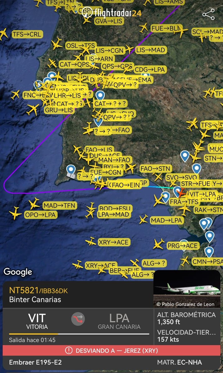 La tripulación del vuelo procedente de Vitoria destino Gran Canaria nos indica que necesitan desviarse a Jerez en emergencia por posibilidad de humo en la zona de carga. Máxima prioridad desde el centro de control de Sevilla para aproximación a la pista 20 apartandole todo el…