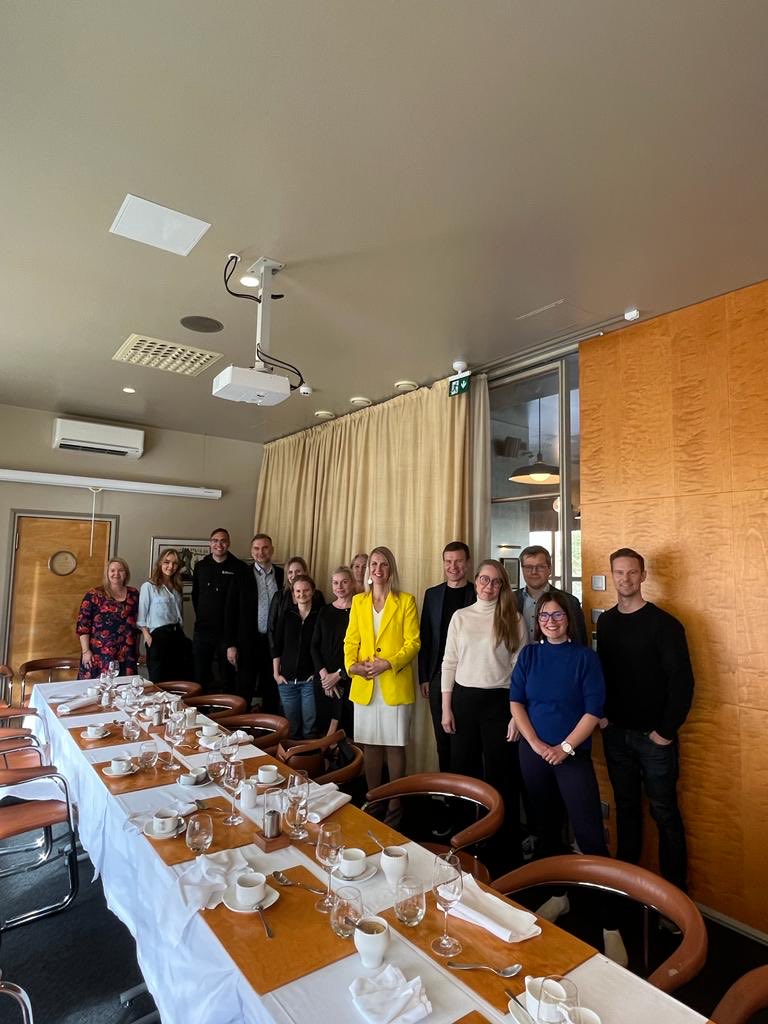 Tapasimme tänään ⁦jäsenyritystemme⁩ kanssa tiede- ja kulttuuriministeri ⁦<a href="/SariMultala/">Sari Multala</a>⁩ .Keskusteiluissa oli pinnalla tieteen ja tutkimuksen aiheet sekä tietysti tiedepohjaiset startupit.

Paljon kiitoksia erinomaisesta tapaamisesta, Sari! Jatketaan yhteistyötä!🚀😊👍🏻