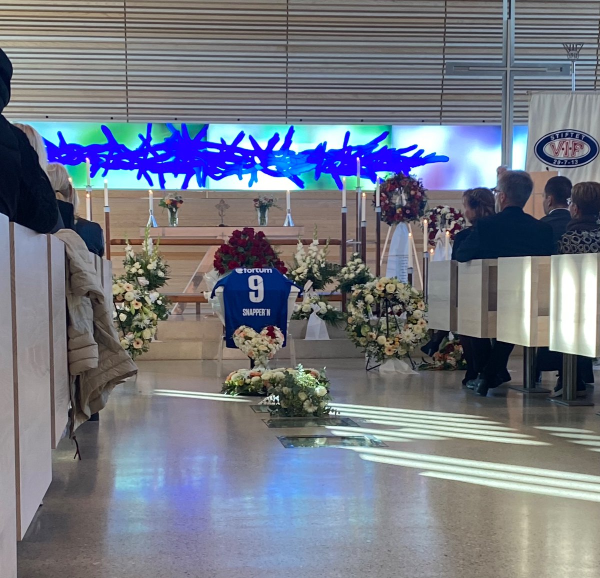 I dag tok vi farvel med Egil ‘Snapper’n’ Johansen i en fullsatt Bøler kirke. En vakker seremoni, preget av humor og varme - og sorg over sykdommen som tok ham så altfor tidlig. Rørende å se Vålerenga-drakten oppå kisten. Klubben minnes ham med stolthet og glede. <a href="/ValerengaOslo/">Vålerenga Fotball Elite</a>