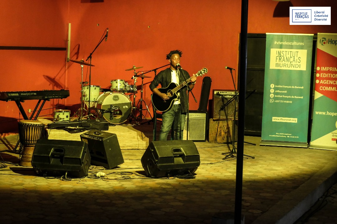 IFBurundi's tweet photo. 🖼 Retour en images sur le concert d' @yves_kami 🎶 

🥳 Nous avons passé une très bonne soirée musicale aux rythmes de l'afro blues !

#IFB #Musique #Concert https://t.co/ObOIrRbiyj