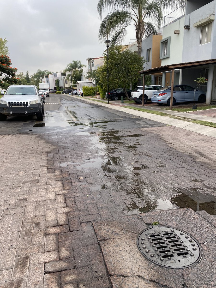 Fuga de agua subterránea <a href="/GobTlaquepaque/">Gobierno de Tlaquepaque</a> <a href="/PabloLatapi/">Pablo Latapí</a> <a href="/Trafico_ZMG/">TráficoZMGuadalajara</a> <a href="/zona3noticias/">ZONA 3</a>  en calle salvaterra esquina Gonzaga en colonia Loreto sección salvaterra