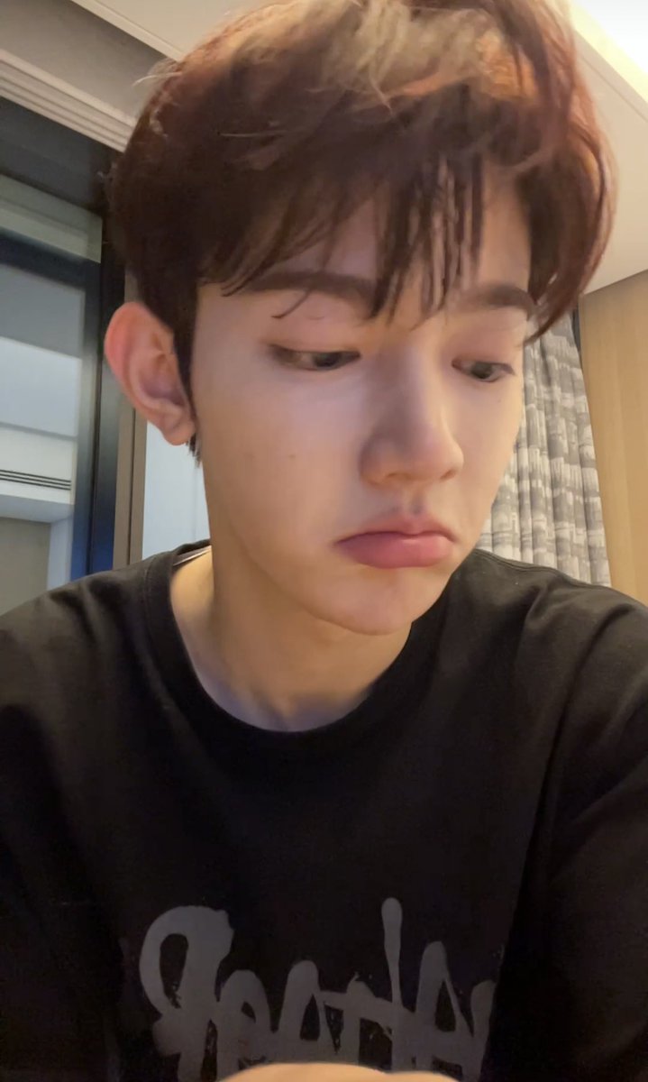 아니 팬들 잘자라고 좋아하는 사람이 잘 잤으면 좋겠다는 그런 마음이라니까.. 팬이 하오도 푹 잤으면 좋겠다고 댓글 달았는데…
울컥하고 눈 빨개지는 거 어떡해 장하오..
자기 눈물 포인트 인 것 같대.. 🥹
#장하오