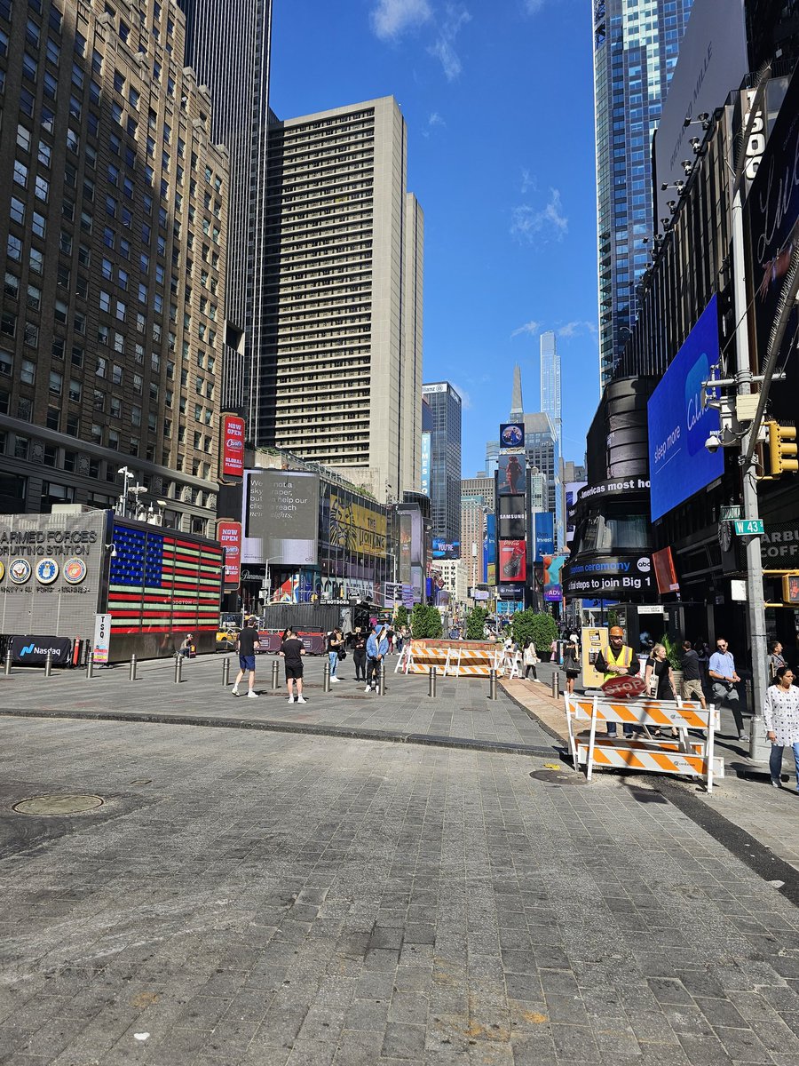 johnstratoudaki's tweet photo. From 43rd street and Broadway - Samsung Galaxy S23 Ultra zoom capabilities https://t.co/e3o5RAUYtM