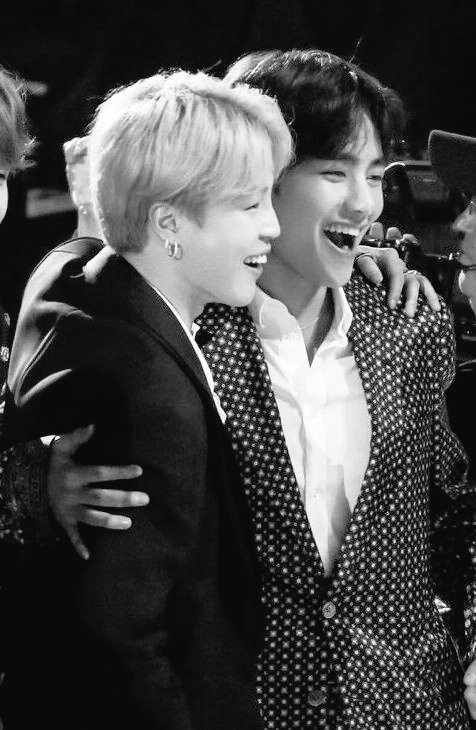 ✨️Dzisiejszy dzień jest wyjątkowy dla młodej pary! Cieszę się szczęściem Jimina. Gratulacje kochani i wszystkiego najlepszego na waszej wspólnej drodze w życiu. Przyjęcie jak i cała ceremonia była przepiękna! Teraz czas na zabawę!✨️ㅤ