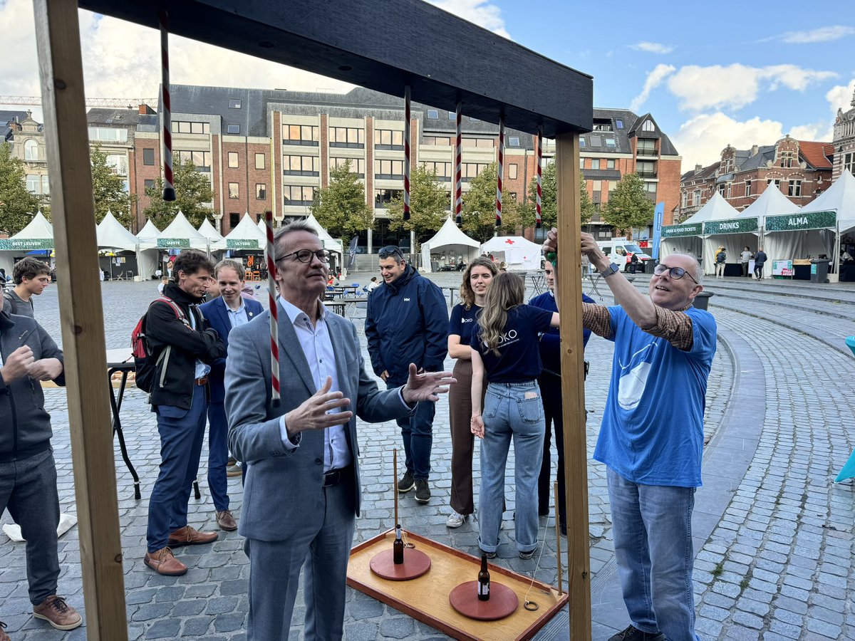 Onze rector vindt onze volksspelen alvast geweldig! Jij ook eens proberen? Nog tot 19 u. staan we op het #StuWel op het Ladeuzeplein.