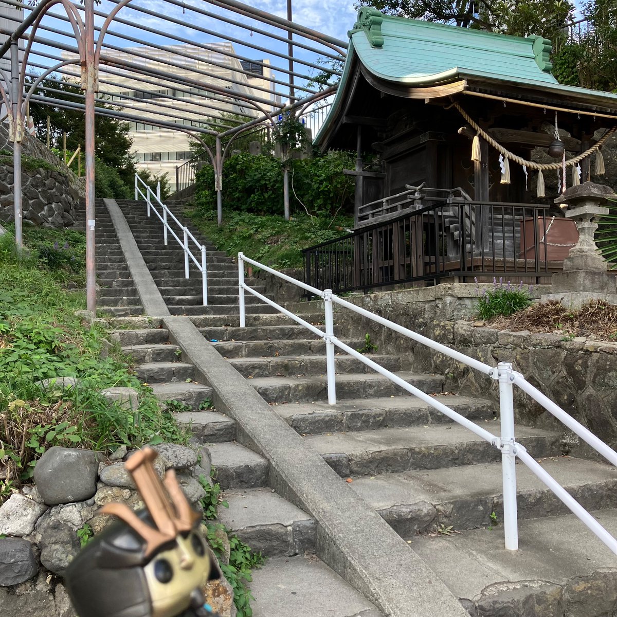 CKtf5's tweet photo. ใ่คใฎใใๅใฎใจใใใซใใใใใ่คๅ็ฅ็คพใใใๅใใใใใใ
โ"Fujisaka Sinto-Shrine" because it is located on a slope(Saka:ๅ) with wisteria(Fuji:่ค). Easy to understand.โ
#TransformersDrift #Funkopop #figures #toys #sendai #miyagi #japan #Shrine https://t.co/JIOuUEn4gd
