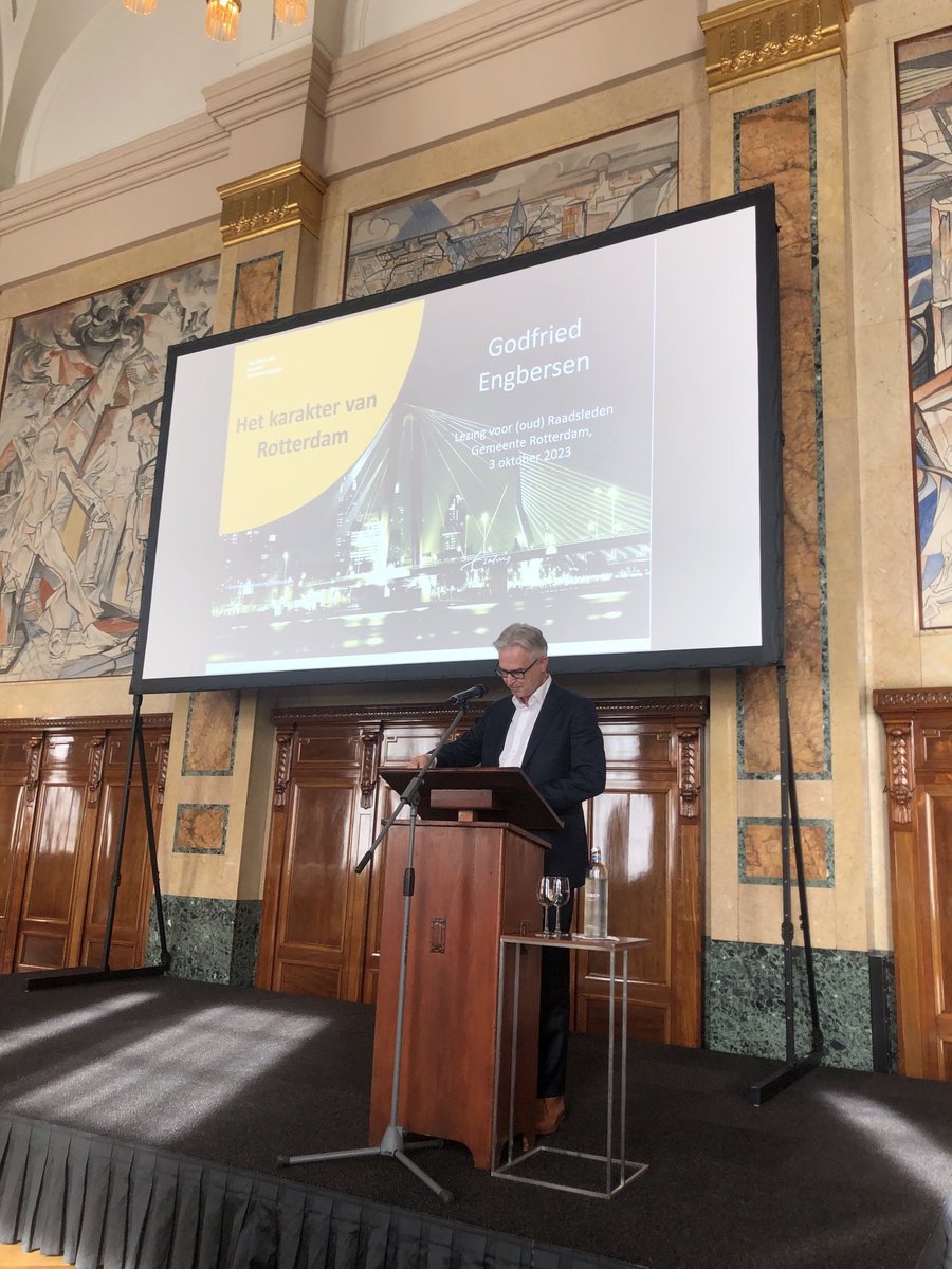 ESSB_Erasmus's tweet photo. Socioloog Godfried Engbersen ⁦@erasmusuni⁩ houdt de 1e Burgerzaallezing voor (oud)raadsleden ⁦@rotterdam⁩ over het karakter van #Rotterdam https://t.co/TNpk4beqGX