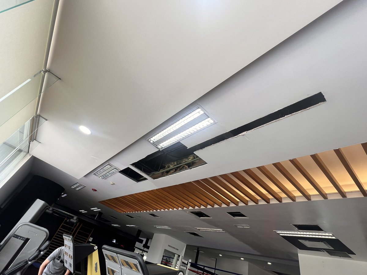 La atención en <a href="/SportsWorldMex/">Sports World</a>  Patio Universidad es muy buena, peeero estos hoyos en todo el gym hace que se vea horrible… <a href="/AtencionSW/">Atención SW</a>  ojalá puedan acabar con el mtto pronto…