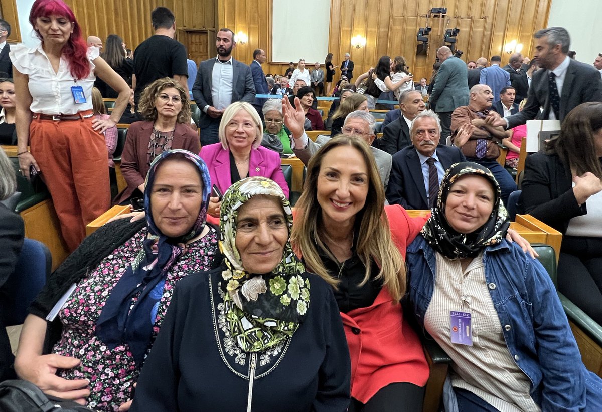 AylinNazliaka's tweet photo. Sendikalı oldukları için kod 46 ile tazminatsız şekilde işten çıkarılan #Agrobay işçileri direnişlerinin 43. gününde Ankara’ya geldi. 

İşçilerle birlikte TBMM’de Genel Başkanımız Sayın @kilicdarogluk ‘nun Grup Toplantısı’na katıldık. 

Ardından Genel Başkanımızla buluşan işçiler sorunlarını aktardı. Emekçiler hak mücadelesini kazanana kadar yanlarında olmaya devam edeceğiz. #Agrobay
