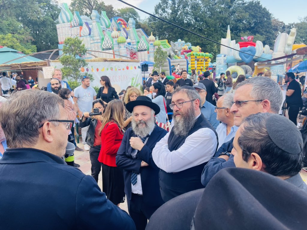 levtovparis's tweet photo. 🍋🌿 En direct de la journée solidaire Souccaday #LevTov qui propose des manèges, de l’escalade, de la restauration et bénéficie aux publics fragiles , à plus de 2000 enfants sur l’île de loisirs de la région @iledefrance grâce au soutien du vice-président @karampatrick. ♥️🎡🎢🎠 https://t.co/xlfCxlCtly