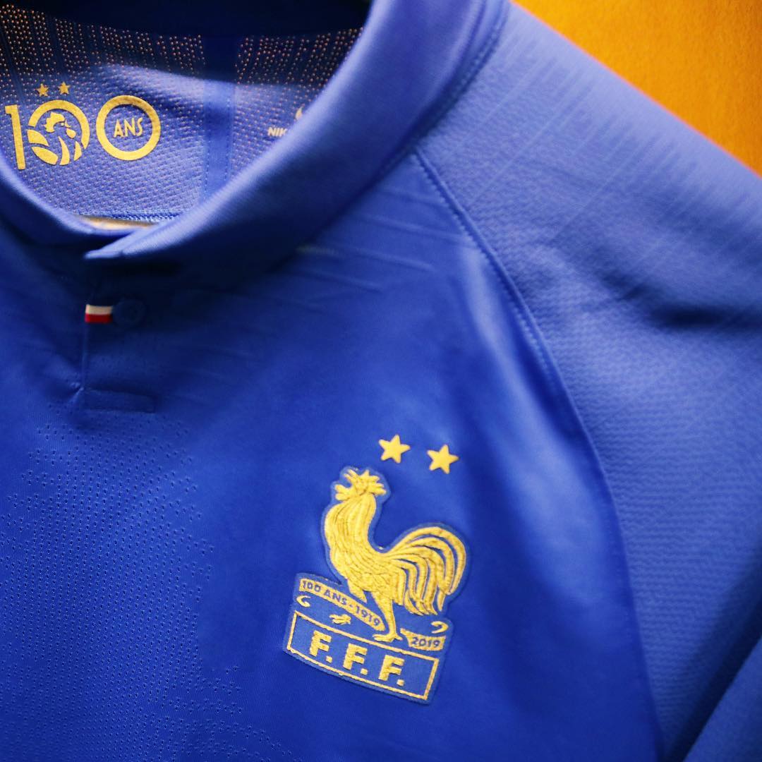 VESTIAIRES DIRIGEANTS N°5⃣3⃣
En collaboration avec @Kipsta_Fr ! 
✔️ Un anniversaire, ça fédère ! 🎂
✔️ Du virtuel au réel : le programme Xbox FC 🎮
✔️ Protégeons l'environnement 🌳
✔️ Rappel sur les mutations ⚠️

 Excellente lecture ! 🧐
➡️ urlz.fr/nRNR