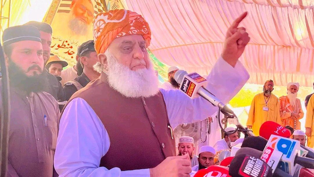 hafizdanyal0's tweet photo. "ہم نے بھی ہتھیار نہیں ڈالے
ہم نے سیکولر پاکستان کے چہرے کو تبدیل کرکے ایک مذہبی پاکستان کا تصور پیش کرنا ہے"
قائد جمعیت مولانا فضل الرحمن کا خوشاب میں جلسہ عام سے خطاب
#آگےبڑھو_جےیوآئی_پنجاب https://t.co/B5MhIvLZuy