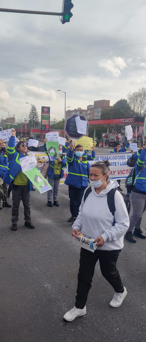 LiliCastanedaM's tweet photo. Las y los trabajadores de @RecaudoBogota protestan en la calle 76 por las pésimas condiciones laborales que deben soportar.

Que @ClaudiaLopez nos cuente cómo se están atendiendo estos reclamos en la mesa de renegociación de los contratos de @TransMilenio. https://t.co/XdEhie06wh