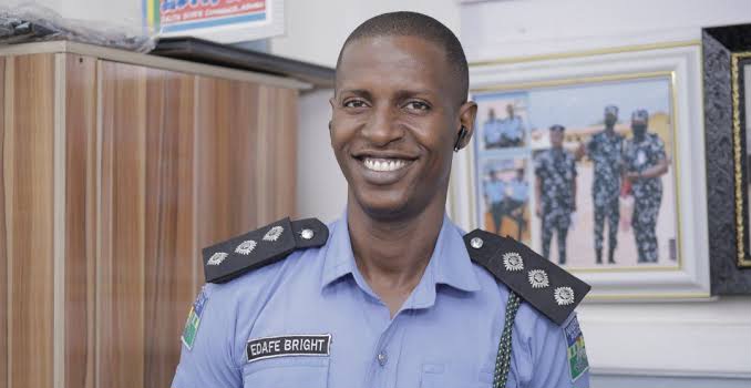 SaharaReporters's tweet photo. No Officer Should Harass, Arrest Any Man For Wearing Earrings, Deadlocks Or Women Going Out With Bum Shorts Or Without Bra; It’s Not An Offence – Nigerian Police | Sahara Reporters https://t.co/0RHgYSpf82 https://t.co/lAlRniiw1M