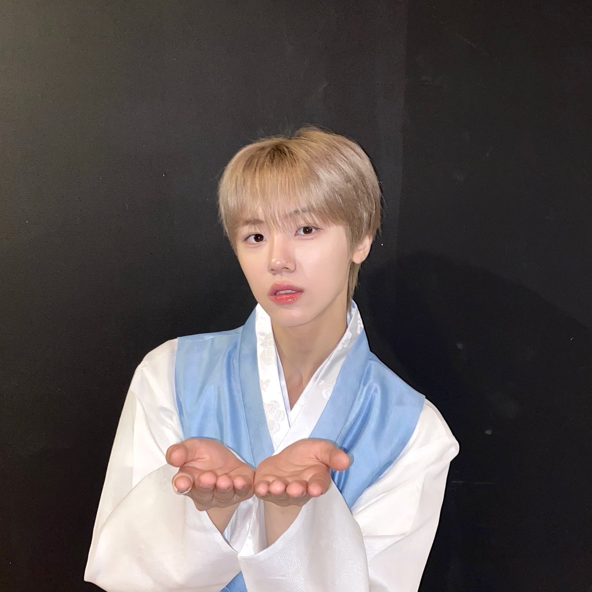 CRAVITY_twt's tweet photo. 한복덩✨
#성민 https://t.co/QiXl0dXQE2