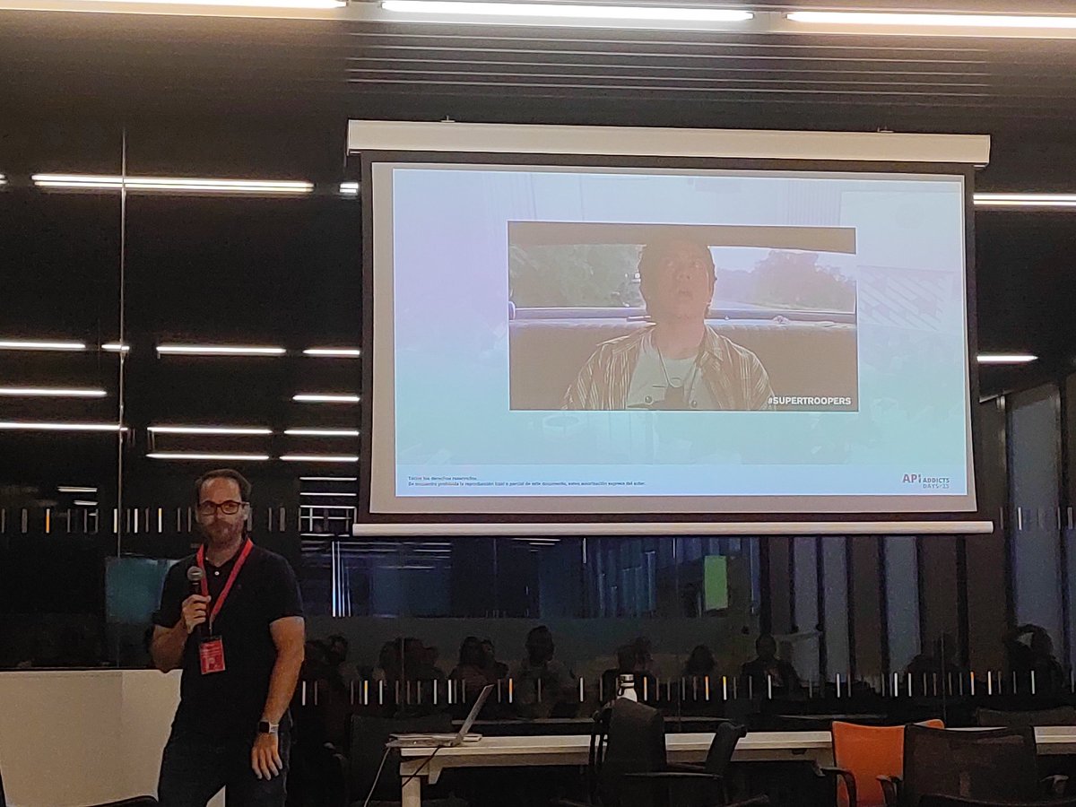 arquio's tweet photo. Hablando de APIs con @fernandoescolar #APIAddictsDays23 @APIAddicts @TravelgateX https://t.co/vtJ1gnoitI