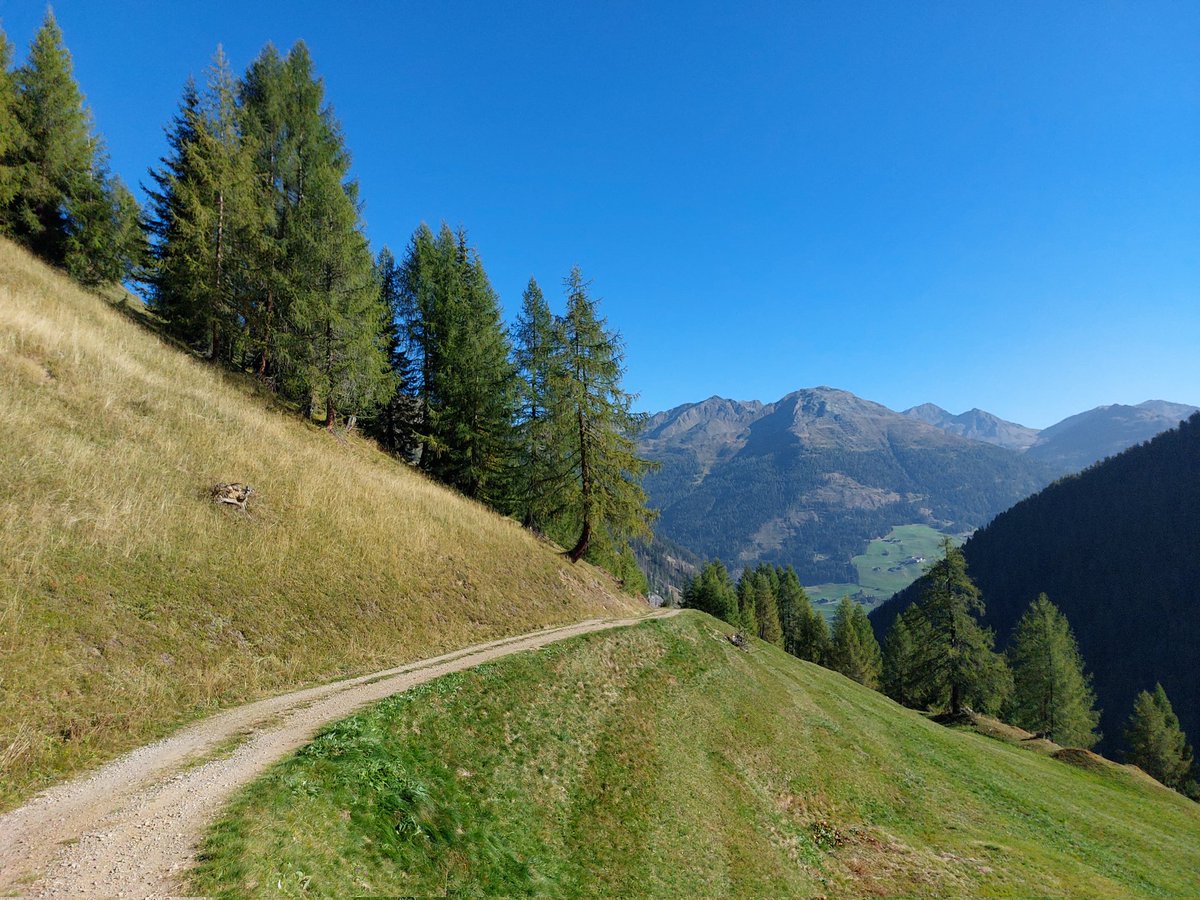 travelthommi's tweet photo. Von #Kalkstein im #Villgratental in #Osttirol ging es heute hinauf zum #PürglesKungge. Die kleine angekündigte Wetterfront im Norden ist im Wolkenbild schon zu sehen. In #Sillian hatten wir vorhin 28 Grad. Also noch immer Sommer im Oktober. https://t.co/rOmqvvf03R