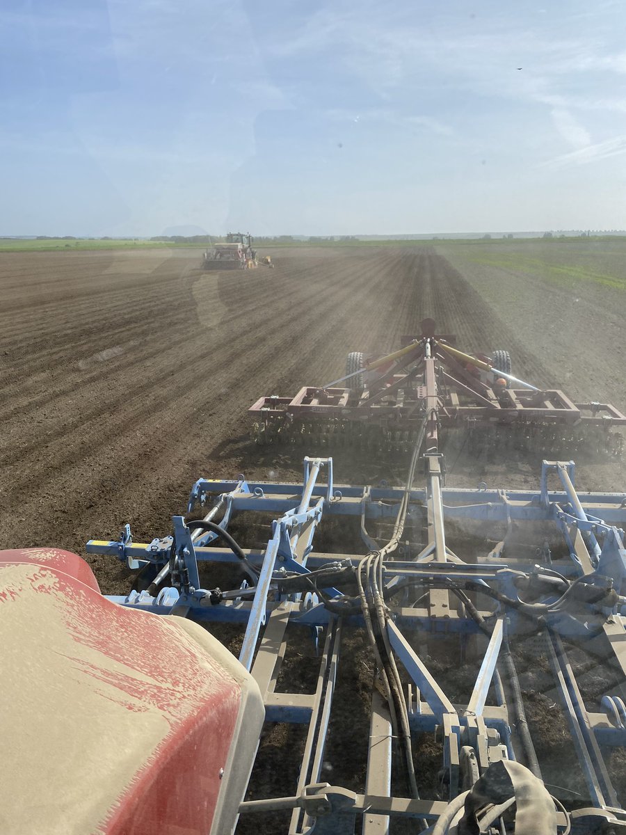 Top départ des semis de #ble on était dans le sec hier et on est arrêté par l’averse aujourd’hui! ☀️🌧️
Variété #audace derrière les pois et les premières #betteraves <a href="/_MissBetter/">Miss Better</a> 
🥖🥐 #ceuxquifontlepain #agriculture <a href="/novagrain/">Novagrain</a>