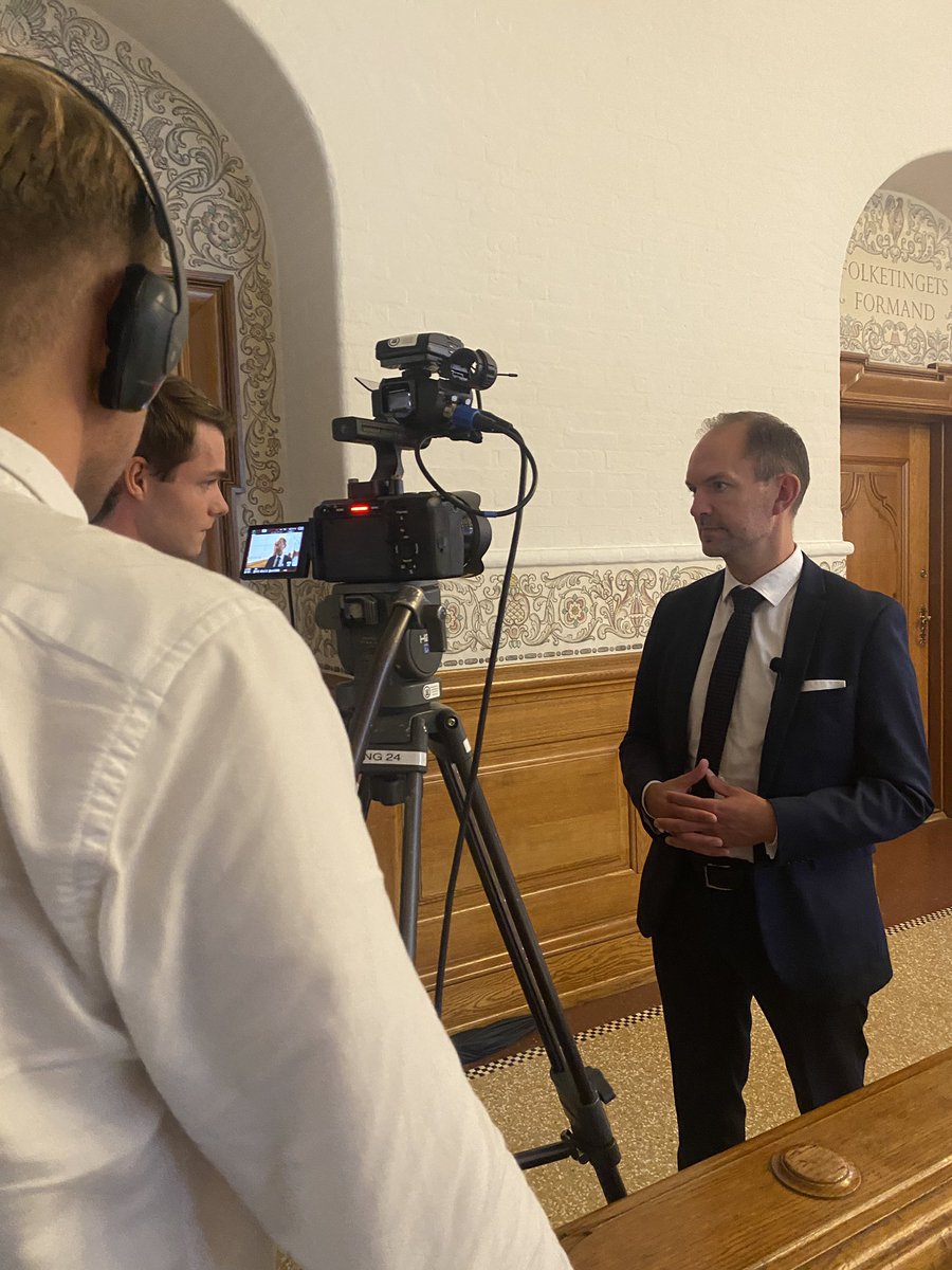 Andreas Holm Hansen (@andreashansen98) on Twitter photo Dejligt at <a href="/JeppeBruus/">Jeppe Bruus</a> ikke bare vælger den nemme løsning og afviser tre journaliststuderende, der spørger efter et interview #dkmedier #dkpol Dejligt at <a href="/JeppeBruus/">Jeppe Bruus</a> ikke bare vælger den nemme løsning og afviser tre journaliststuderende, der spørger efter et interview #dkmedier #dkpol