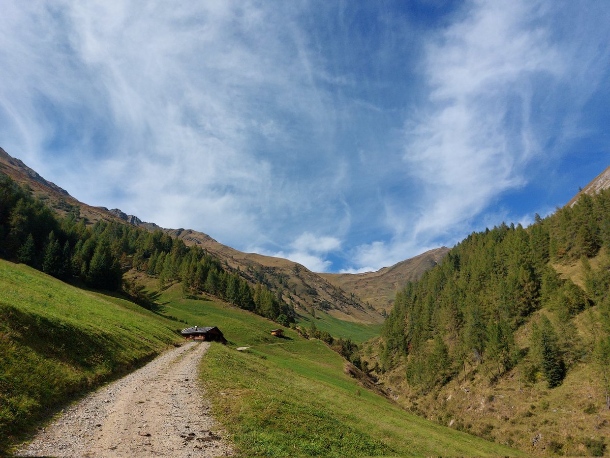 travelthommi's tweet photo. Von #Kalkstein im #Villgratental in #Osttirol ging es heute hinauf zum #PürglesKungge. Die kleine angekündigte Wetterfront im Norden ist im Wolkenbild schon zu sehen. In #Sillian hatten wir vorhin 28 Grad. Also noch immer Sommer im Oktober. https://t.co/rOmqvvf03R