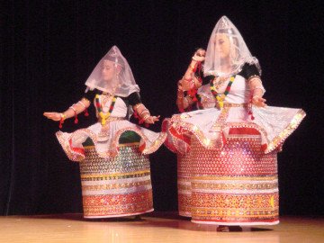 MeiteiLegacy's tweet photo. It is believed that the Potloi was introduced by Meitei king Rajah Bhaigya Chandra during the later half of the eighteenth century. The cylindrical stiff skirt was, and still is also used in Manipur’s classical dance – RasLeela. https://t.co/GHz88Fr2HK