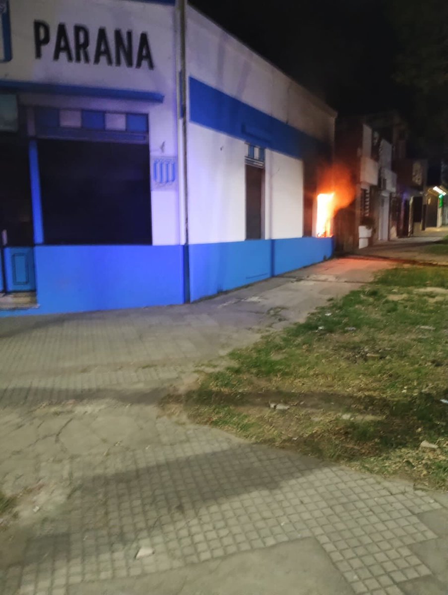 RacingFilialPna's tweet photo. INCENDIO EN LA FILIAL DE RACING EN PARANÁ 

En la madrugada de este martes sufrimos un hecho de vandalismo en el cual incendiaron nuestra filial de Racing en Paraná. Repudiamos estas acciones destructivas que no suman nada como sociedad y lo único que buscan es deshacer… (SIGUE) https://t.co/RLqf8gwHqA