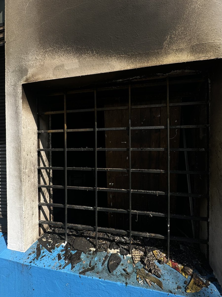 RacingFilialPna's tweet photo. INCENDIO EN LA FILIAL DE RACING EN PARANÁ 

En la madrugada de este martes sufrimos un hecho de vandalismo en el cual incendiaron nuestra filial de Racing en Paraná. Repudiamos estas acciones destructivas que no suman nada como sociedad y lo único que buscan es deshacer… (SIGUE) https://t.co/RLqf8gwHqA