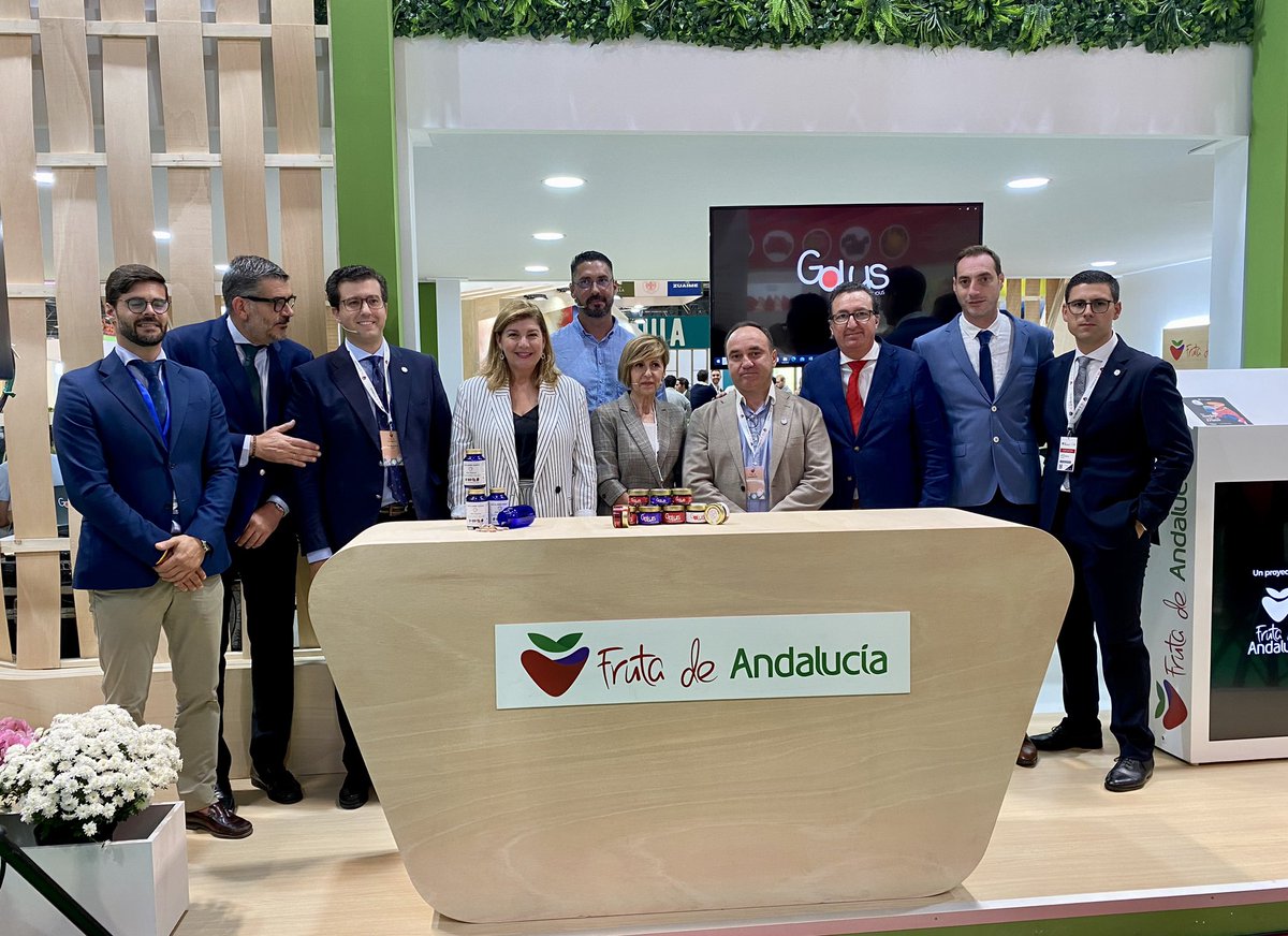 FRUTA DE ANDALUCÍA ha presentado en FRUIT ATTRACTION las primeras 💊cápsulas nutricionales elaboradas con fresas, arándanos, frambuesas y moras que funcionan como suplemento alimenticio y una línea de mermeladas de 🍓fresas y 🫐arándanos con alto contenido en fruta y baja azúcar