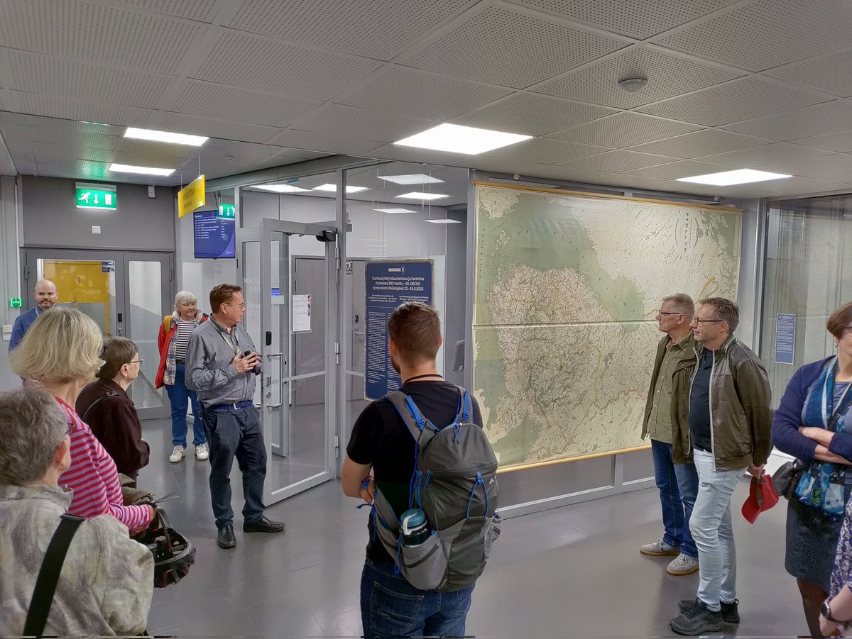 Tänään opastetussa karttanäyttelyssä Pasilassa. <a href="/AnttiJakobsson/">Antti Jakobsson</a> kertoi kartoituksen ja maanmittauksen tarinaa 390 vuoden ajalta Suomessa.

Tarinaan mahtuivat myös <a href="/struvenketju/">Struvenketju</a> ja #Maupertuis'n mittaukset Tornionlaaksossa.

Karttoihin voi tutustua omatoimisesti 30.11.asti!