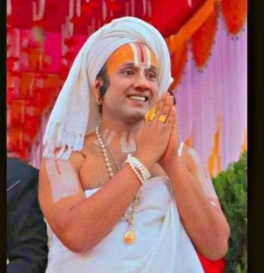 sanatanchautari's tweet photo. गाइ-गोरु काट्नेहरु खुलेआम हिड्ने,
 काट्न उकास्नेहरु खुलेआम हिड्ने , 
गाई काट्न पाइँदैन, मेरो आस्थाको खिल्ली उडाउन पाइन्न भन्ने गुरु चाहिँ जेलमा उडुस र उपियाँलाइ टोकाउदै , आफ्नो नित्यकर्म र साधना पनि गर्न नपाएर छटपटाएर बस्नु पर्ने ? 
सनातनी हिन्दुहरु अत्याचार सहेर कहिले सम्म बस्ने ? 
यो बिधर्मीहरुको शाषनमा सनातनिहरु नजागे निरीह भएर शिर झुकाएर बाँच्न अभिशप्त हुनुपर्ने सन्देश प्रवाह गरिरहेका छन् ! समयको पदचापलाइ बुझ्ने गरौँ, घ्राणशक्ती बढाउँ!
हर हर महादेव|
जय जय गोरख|