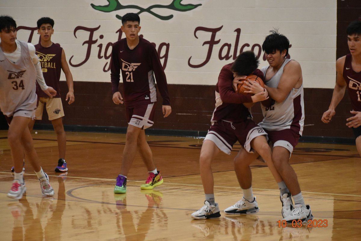 LFHSBoysBKB's tweet photo. Locked in! 🎯🔒😤

#FalconBasketball
#DFVII https://t.co/jpaGQVyfGf