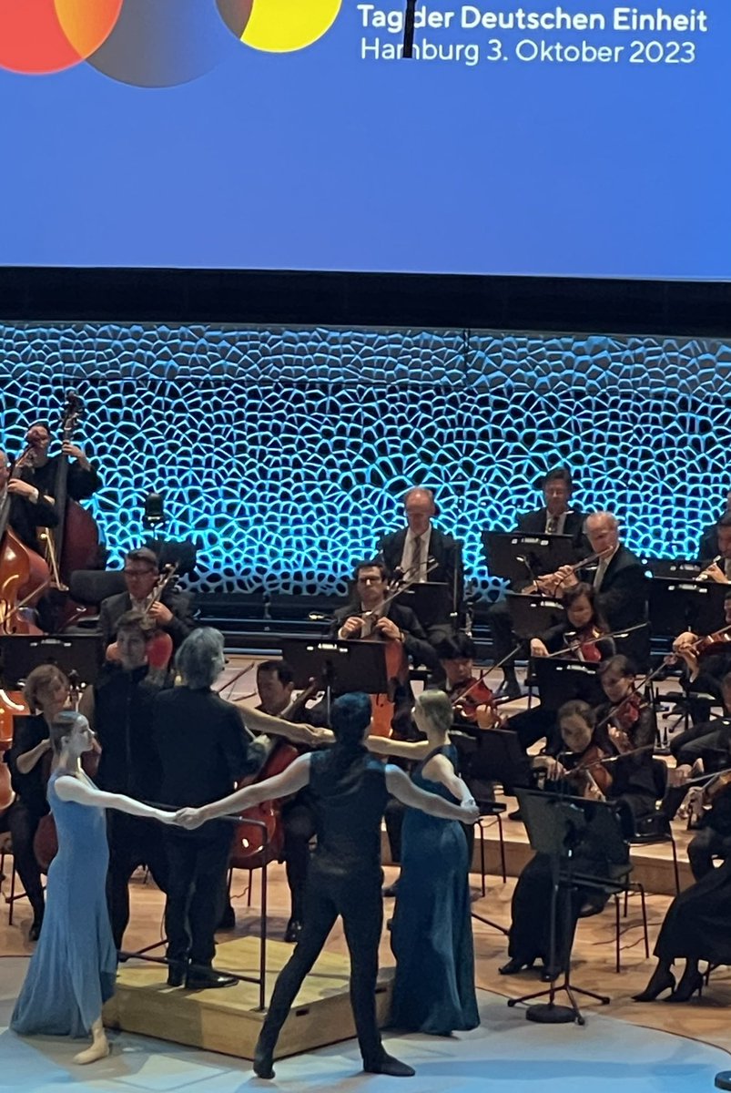 HoeppnerKV's tweet photo. #HorizonteÖffnen: #ErbeGegenwartZukunft mit #Zuversicht am #TagderDeutschenEinheit in #Hamburg in der #Hauptkirche St. Michaelis u. beim Festakt  #Elbphilharmonie u.a. mit @Hamburgballett @Phil_Hamburg: #OhneKulturIstAllesNichts 
@DKRKultur @BundesKultur @DMusikrat #Musikrat https://t.co/nIPWlhKePL