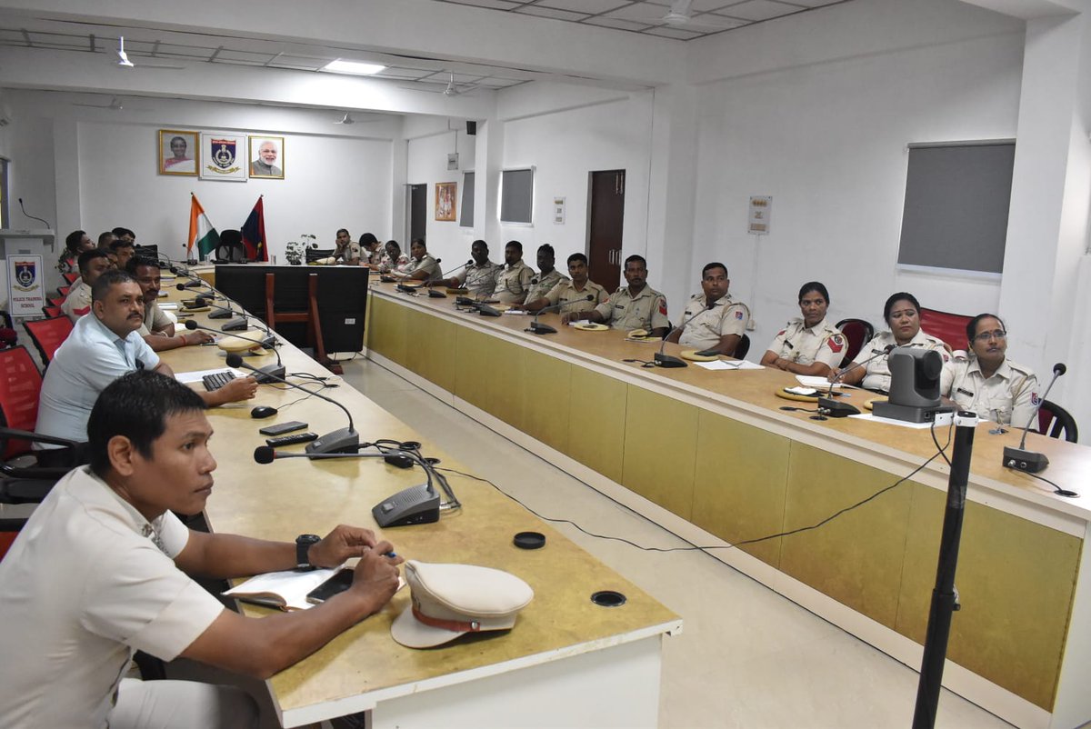 AndamanPolice's tweet photo. #PTSProthrapur for leading the charge in implementing the M.V. (Amendment) Act 2019!
22 Police Personnel benefited from informative sessions led by ACP Dheeraj Narang from Delhi Traffic Police, Inspr. P.S. Randhawa from SVSPA, Kolkata, and Shri. Akash Kishan from AE, APWD. https://t.co/1XaQmV8XCN